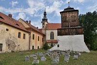 zvonice mezi zámeckým kostelem a symbolickým hřbitovem