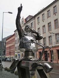 Bratislava – socha Júlia Satinského  (Július Satinský načúva zvukom Dunajskej ulice; Na našej ulici je sloboda)