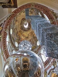 Vídeň – panoramatický výtah a zrcadlové koule v kostele sv. Karla Boromejského  (Wien – Panoramalift in Karlskirche)