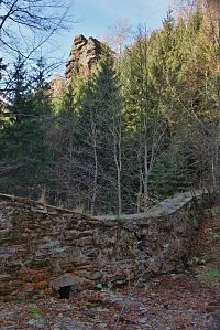 historické přehrážky pod skalními velikány