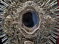 detail monstrance