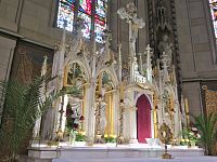 sochy církevních Otců na hlavním oltáři