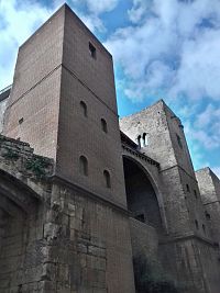 Barcelona - římské hradby se strážními věžemi (Muralla romana i Torres se Defensa)