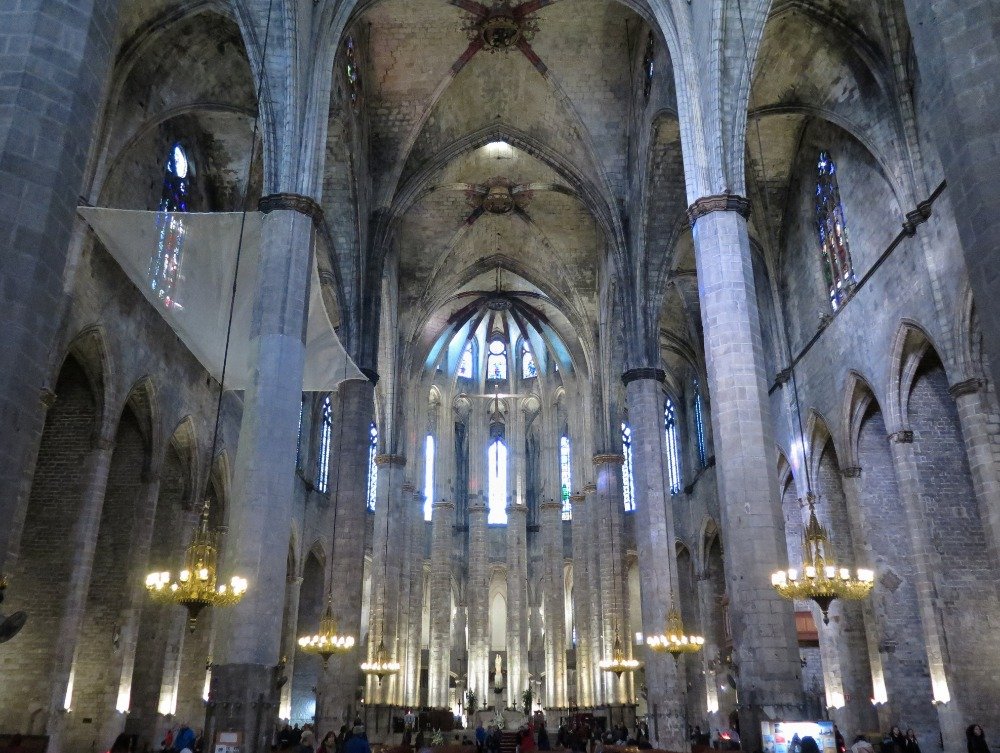 Fotogalerie Barcelona – Katedrála moře (Basílica de Santa Maria del Mar, Iglesia  de Santa María del Mar) - horní část průčelí s rozetou a dvěma věžemi - č.  2122415 