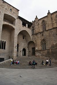 monumentální schodiště mezi Hlavním palácem a kaplí sv. Agáty