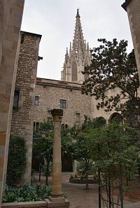 nádvoří muzea a věž katedrály
