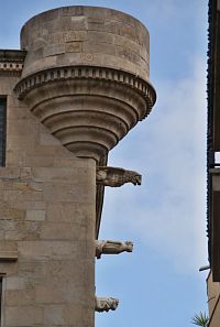 nárožní věžice a výzdoba fasády na ulici Carrer dels Comtes