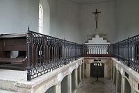 interiér kaple vyvolává dojem krypty