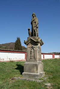 socha sv. Rocha u hřbitovní zdi