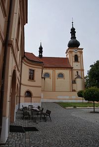 křídlo spojující zámek s kostelem