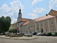 náměstí Mikuláše z Husi s augustiniánským klášterem