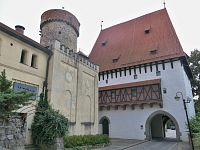 Bechyňská brána s válcovou věží hradu Kotnov