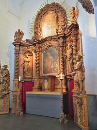 nádherně vyřezávaný oltář
