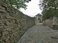 hradby mezi zámkem a věží Zázvorkou