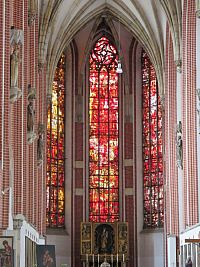 vitráže v presbytáři