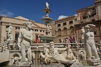 náměstí s fontánou a palácem Bonocore