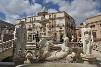 náměstí s fontánou a palácem Bordonaro