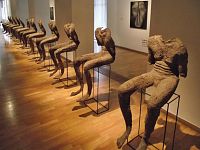výstava Magdalena Abakanowicz, Život a dílo: Sedící figury (1974-76)