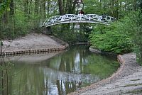 mostek v romantickém parku