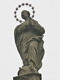 vrcholová socha Panny Marie