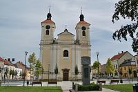 Náměstí s kostelem a památníkem obětí