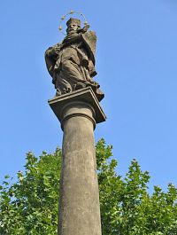 Chrudim – sloup se sochou sv. Jana Nepomuckého