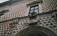 detail fasády nad vchodem