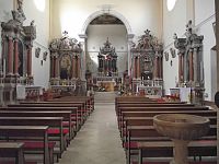 interiér kostela Nalezení sv. Kříže
