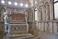 kaple sv. Jana Trogirského zv. Ursini je renesančním klenotem od Nikoly Firentinace, Donatellova žáka