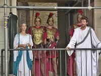 polední vystoupení císaře Diokleciána s chotí je i pod lešením velkou turistickou atrakcí