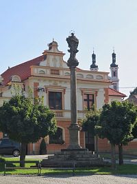 náměstí Plukovníka Josefa Koukala a sloup se sochou sv. Jana Nepomuckého