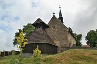 bělečský kostel s dřevěnou zvonicí
