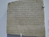 oslavný nápis na počest thráckého vůdce Sadaly z 3. století př.n.l.
