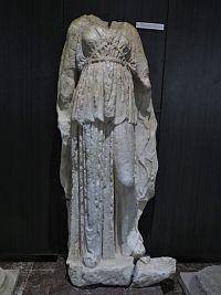 socha bohyně Tyché ze 4. století př.n.l.