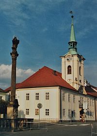 Kostelec nad Orlicí - Stará radnice a mariánský sloup