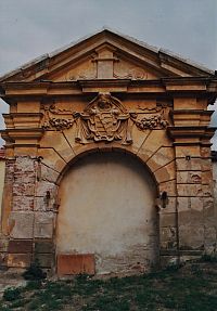 Moravský Krumlov - obvodová zámecká zeď s falešnými portály