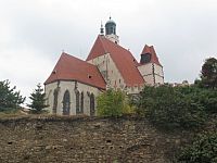 pohled na kostel přes městské hradby