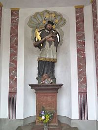 interiér se sochou sv. Jana Nepomuckého