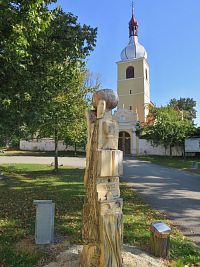 kostel a dřevěná skulptura Sieť viery pravej
