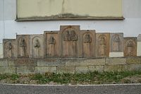 náhrobníky na fasádě kostela