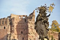 Heidelberg – kašna se sochou Panny Marie  (Muttergottesbrunnen, Kornmarkt Madonna)