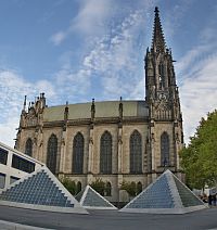 Elisabethenkirche s pyramidami jako z Louvru