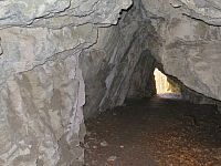 Den plný přístupných jeskyní a nepřístupných zámků (Průchodnice u Ludmírova, Krakovec a další)