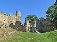 pohled na věž z hradního nádvoří
