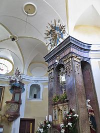 hlavní oltář v poutním kostele