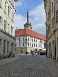 nárožní Galerie Mona Lisa s olomouckou radnicí