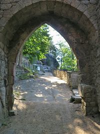 do kláštera se vstupuje několika hradními branami