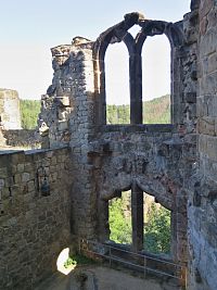 romantická klášterní okna