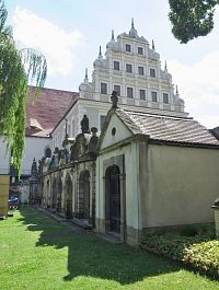 pohřební kaple a Heffterova budova