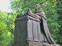 Praha (Smíchov) - náhrobek biskupa Thun - Hohensteina na Malostranském hřbitově
